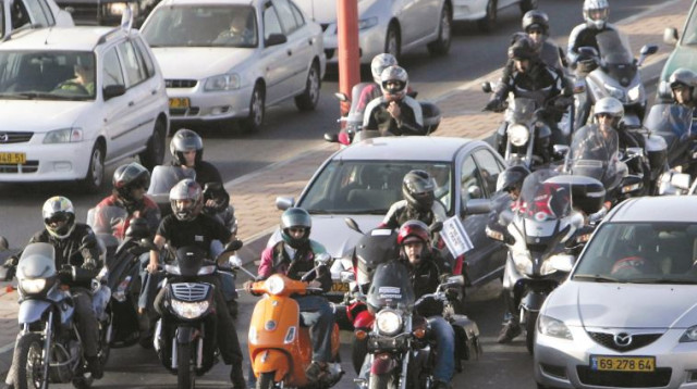 אופנועים בתל אביב (צילום: פלאש 90)