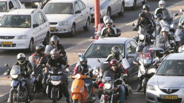 אופנועים בתל אביב (צילום: פלאש 90)