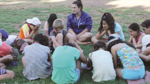 בת ש''ש עם חניכי השומר הצעיר, תנועת נוער, תנועות נוער (צילום: באדיבות השומר הצעיר)