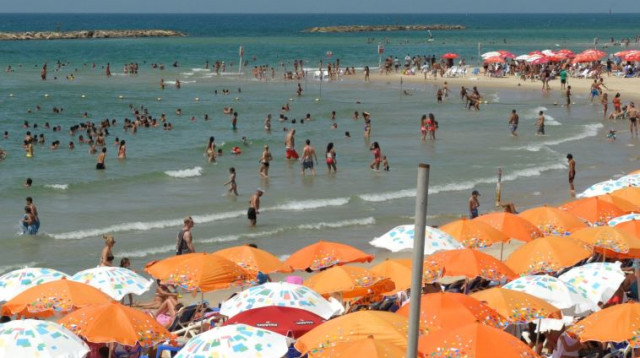 המונים בחוף הים נמלטים מהחום הכבד  (צילום: אבשלום ששוני)