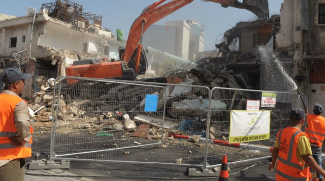 הריסת המקום הכי נמוך בת"א (צילום: אבשלום ששוני)