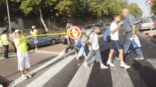 ילדים חוצים כביש, זהירות בדרכים (צילום: קארין רוזקובסקי)