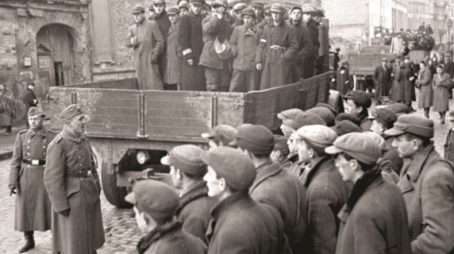 יהודים וחיילים גרמנים בגטו ורשה (צילום: הארכיון הפדרלי הגרמני, nobloch, Ludwig)