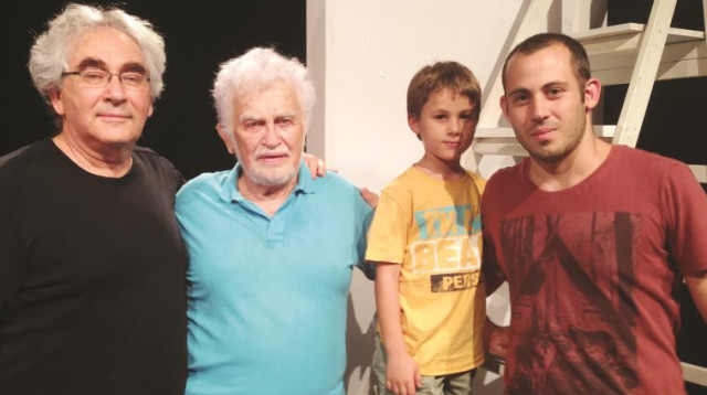 שומליק עצמון (שני משמאל) עם אחיו יוסי וירצר (משמאל), נכדו של וירצר אדם, ונינו עידו (צילום: Piotr Mazurek)