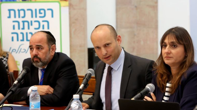 נפתלי בנט בישיבת ועדת החינוך (צילום: ששון תירם)