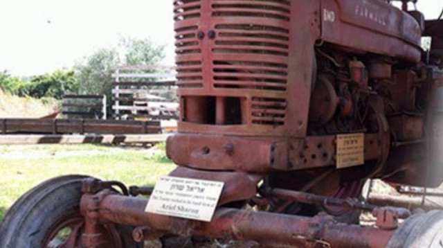 הטרקטור שהיה שייך לאריאל שרון  (צילום: אתר המכירות אי ביי)