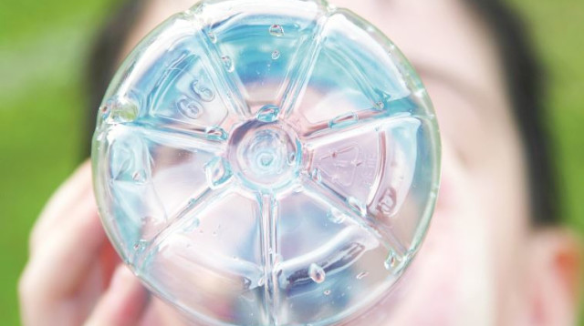 ילד שותה מים מבקבוק (צילום: ingimage ASAP)