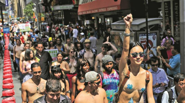 פסטיבל הטופלס בניו יורק (צילום: רויטרס)