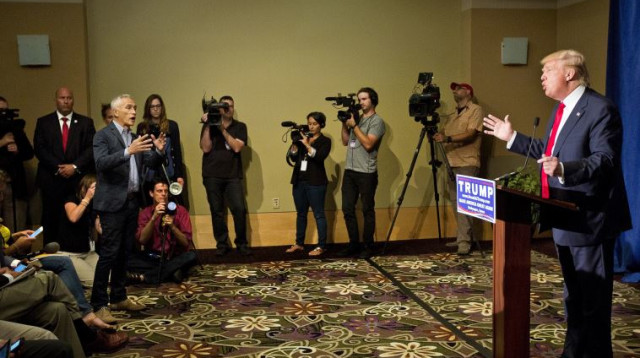 דונלד טראמפ וחורחה ראמוס (עומד משמאל) במסיבת העיתונאים (צילום: רויטרס)