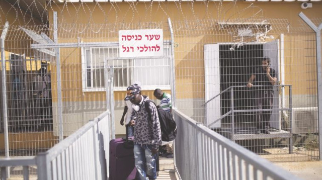 מבקשי מקלט משוחררים ממתקן חולות (צילום: רויטרס)