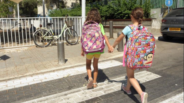 תלמידות בית ספר (צילום: אבשלום ששוני)