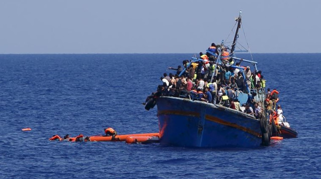 ספינת מהגרים סמוך לחופי לוב (צילום: רויטרס)