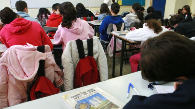 תלמידים ומורה בכיתה (צילום: מאיה לוין, פלאש 90)