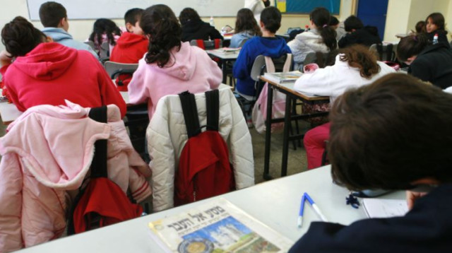 תלמידים ומורה בכיתה (צילום: מאיה לוין, פלאש 90)