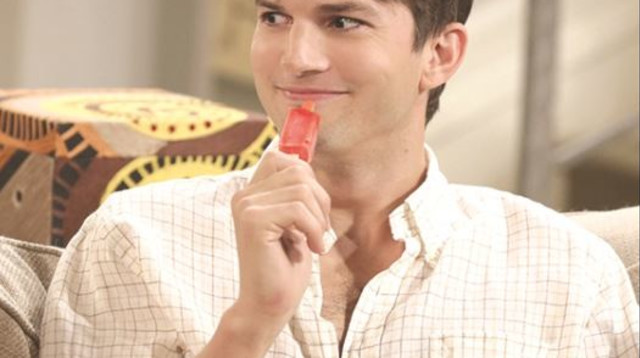 אשטון קוצ'ר ב"שני גברים וחצי" (צילום: באדיבות יס)