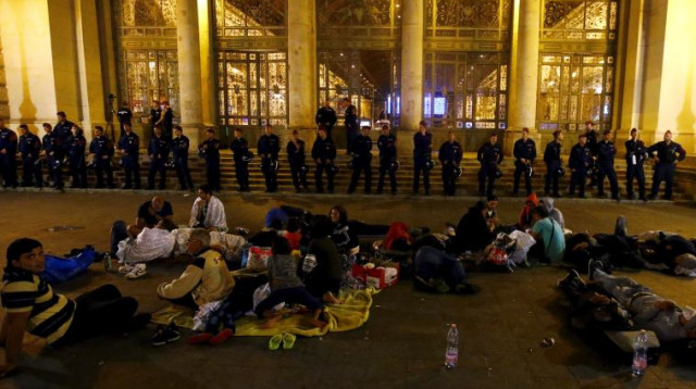 שוטרים חוסמים את תחנת הרכבת בבודפשט (צילום: רויטרס)