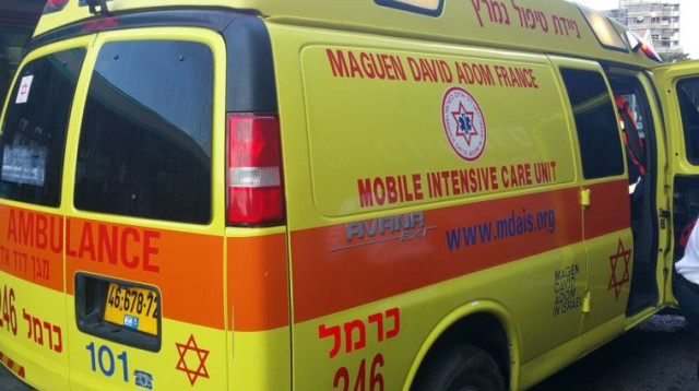 ניידת טיפול נמרץ (צילום: דוברות מד"א)