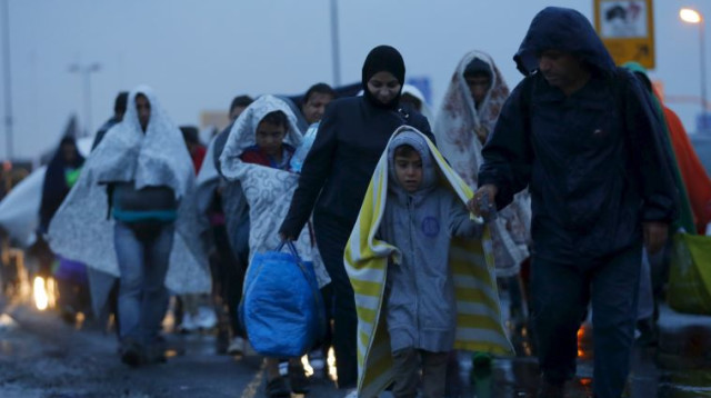 מהגרים מגיעים לגבול בין הונגריה לאוסטריה (צילום: רויטרס)