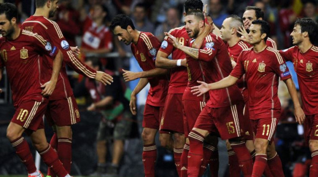 נבחרת ספרד חוגגת מול סלובקיה (צילום: רויטרס)
