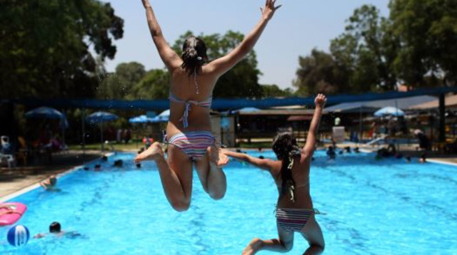 ילדים בבריכה (צילום: נתי שוחט, פלאש 90)