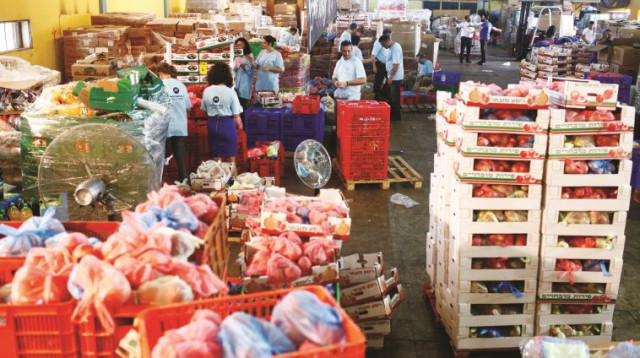 סלי מזון (צילום: יונתן זינדל, פלאש 90)