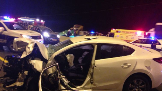 זירת התאונה בכביש 2 (צילום: דוברות מד"א)