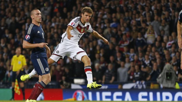 תומאס מולר מול סקוטלנד (צילום: רויטרס)