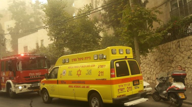 ניידת טיפול נמרץ וכבאית ליד הבית בו אירעה דליפת הגז (צילום: דוברות מד"א)