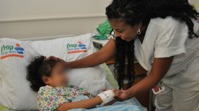 ילדה אושפזה לאחר שאכלה גלידה חלבית ולא פרווה (צילום: בית החולים קפלן)