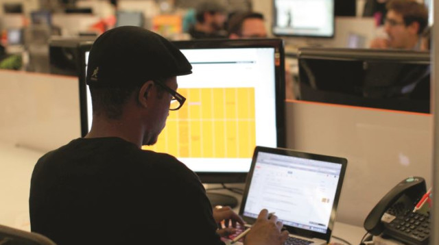 אדם גולש במחשב נייד (צילום: רויטרס)