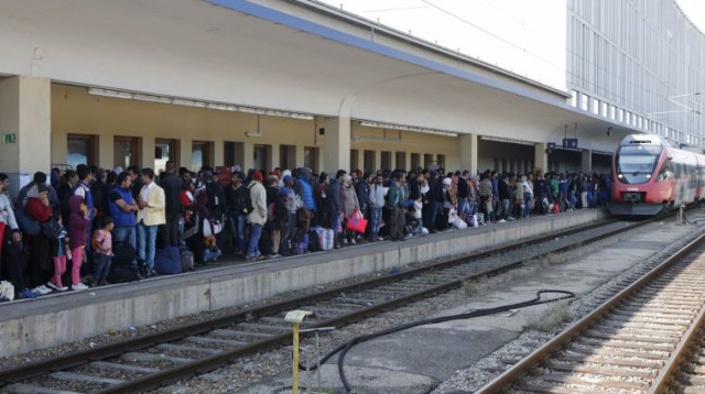 מהגרים בתחנת הרכבת בוינה, אוסטריה (צילום: רויטרס)