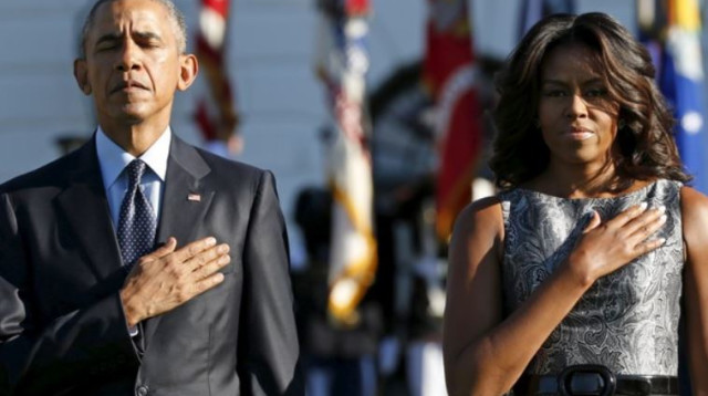 ברק ומישל אובמה בדקת דומיה לזכר קורבנות אסון התאומים (צילום: רויטרס)