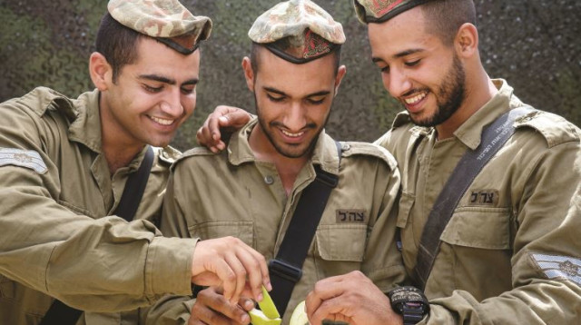 חיילים עם תפוח בדבש (צילום: דובר צה"ל)