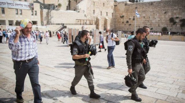 שוטרים מסיירים בירושלים, ארכיון (צילום: יונתן סינדל, פלאש 90)