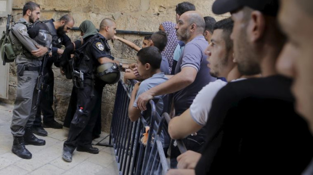 עימותים בין פלסטינים לשוטרי מג"ב בעיר העתיקה (צילום: רויטרס)