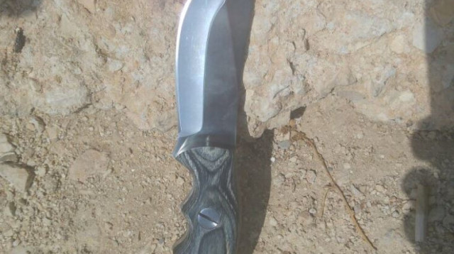 סכין ששימשה מחבל בניסיון פיגוע (צילום: חטיבת דובר המשטרה)