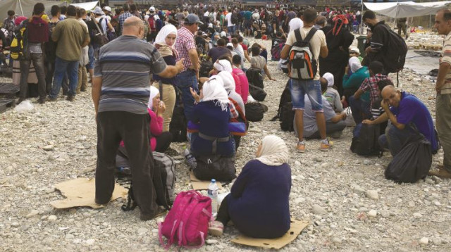 פליטים בגבול מקדוניה (צילום: רויטרס)