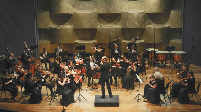 התזמורת הקאמרית עם אריאל צוקרמן (צילום: מקסים ריידר)