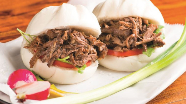 באנים ממולאות בשר מפורק ב"טיילור מיד" (צילום: סיון שוב עמי)