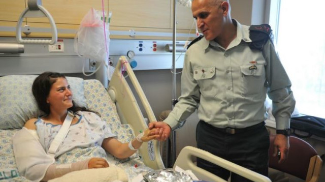 סרן אור בן יהודה עם מפקד פיקוד דרום סמי תורג'מן לאחר פציעתה (צילום: דובר צה"ל)