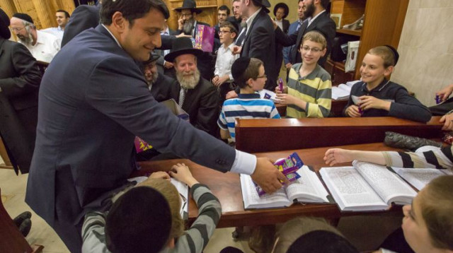 מר גרמן בביקור באחד השיעורים בישראל  (צילום: אלי איטקין)