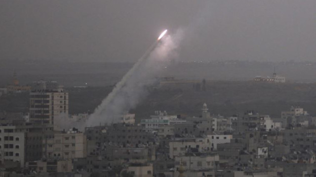 שיגור רקטה מרצועת עזה לעבר ישראל (צילום: רויטרס)