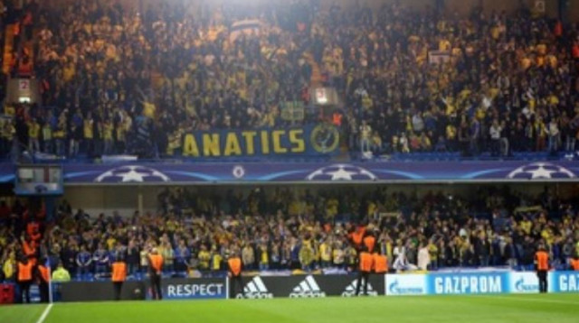 אוהדי מכבי ת"א בלונדון  מול צ'לסי  (צילום: אודי ציטיאט)