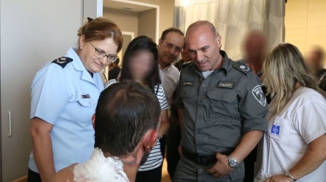 עמוס יעקב וגילה גזיאל בבית החולים (צילום: חטיבת דובר המשטרה)