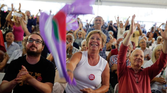 תומכים במפלגת סיריזה במטה המרכזי של המפלגה ביוון (צילום: רויטרס)