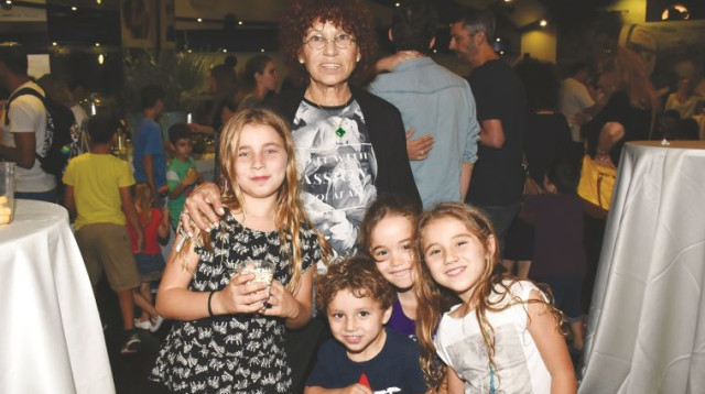 חנה גרטלר ונכדיה, הלאונג' (צילום: אביב חופי)