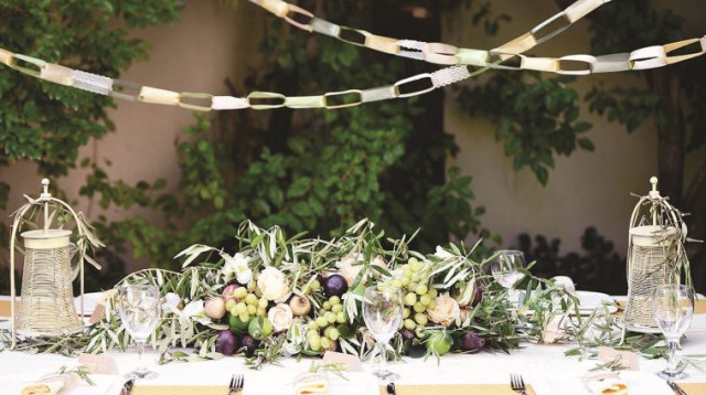 שולחן סוכות (צילום: איריס מוסיוף)