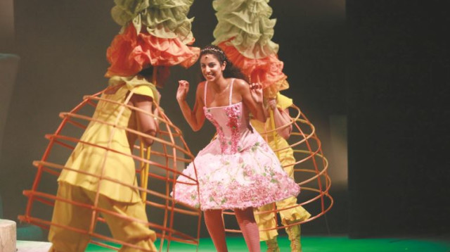 הדר עטרי בתפקיד אליסה באופרה (צילום: יוסי צבקר, יח"צ)