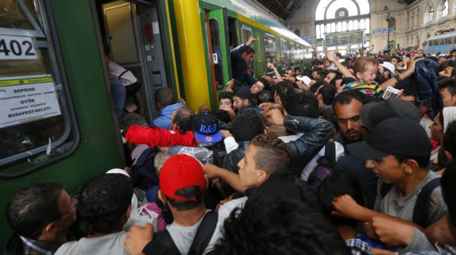 פליטים בהונגריה המבקשים להגיע לגרמניה  (צילום: רויטרס)