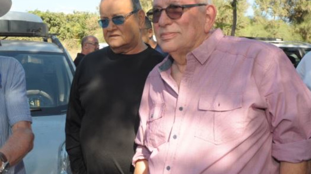 ירון לונדון ודן שילון בלוויתו של מוטי קירשנבאום אבשלום  (צילום: אבשלום ששוני)